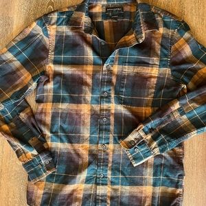 Banana Republic Navy and Brown Plaid button up long sleeved flannel shirt